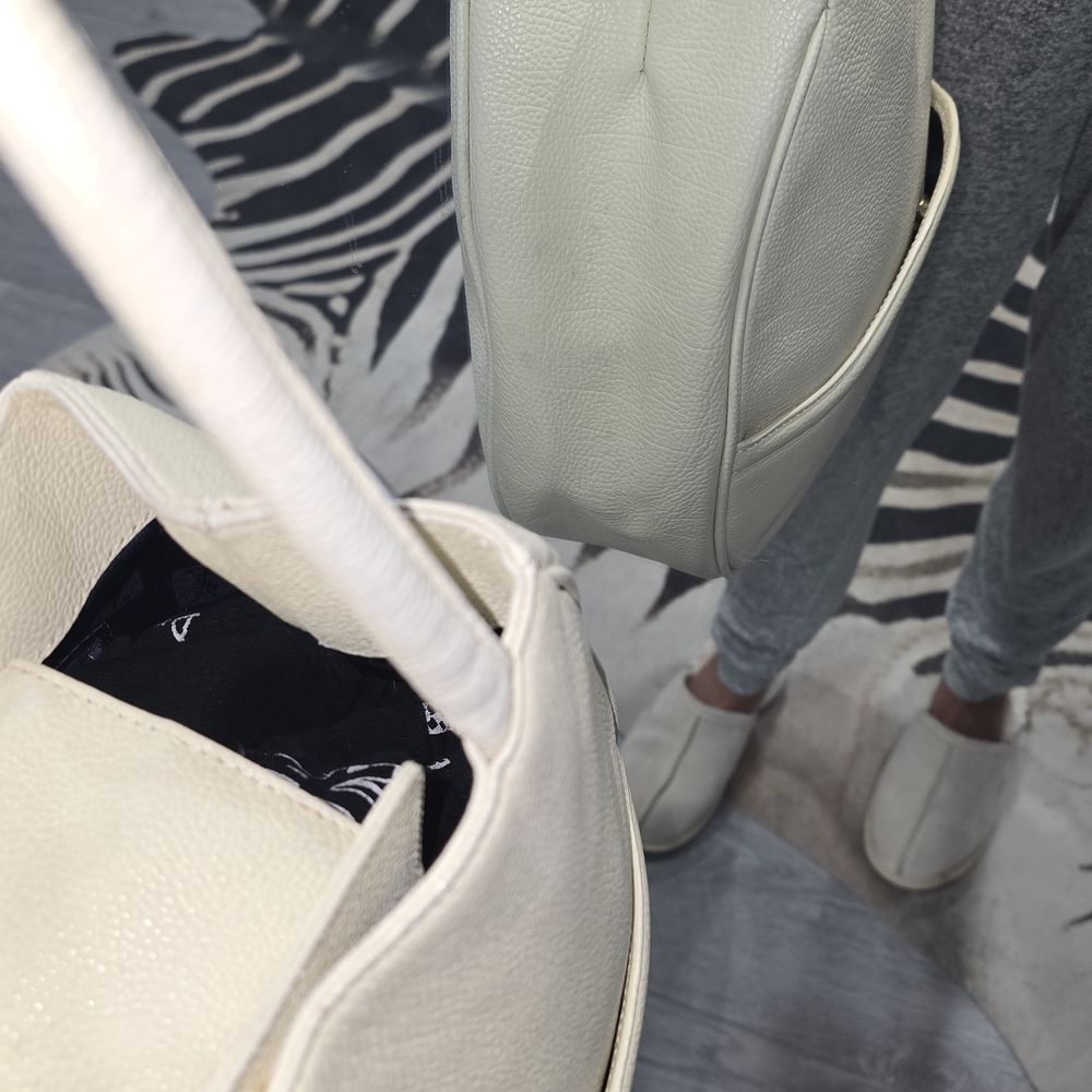 Yves Saint Laurent Cream Leather Women's Bag - Picture 10 of 16